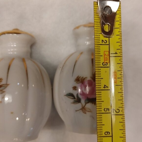 Vintage ceramic salt and pepper shakers round roses - Picture 5 of 5